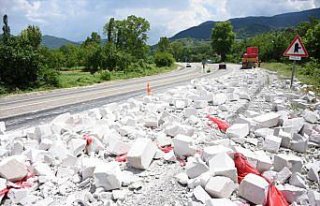 Bartın'da tırın dorsesinden yola dökülen gaz...