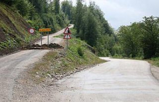 Bolu'da heyelan riski nedeniyle köy yolu ulaşıma...