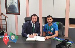 Çaykur Rizespor, orta saha oyuncusu Alper Potuk'u...