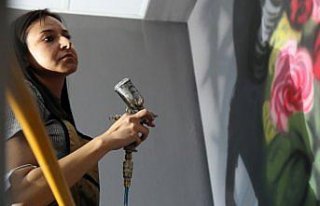 Kafe ve restoranların duvarları genç ressamın...