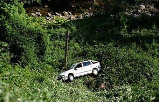 Kastamonu'da çaya devrilen otomobiln sürücüsü...