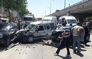 Samsun'da hafif ticari araç ile otomobil çarpıştı:...