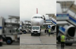 Samsun'da iniş sırasında kuşa çarpan uçağın...