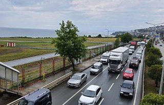 Trabzon'da kaza yapan tır Karadeniz Sahil Yolu'nda...