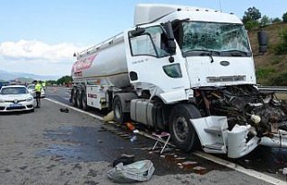 Anadolu Otoyolu'nda kamyona çarpan yakıt tankerinin...