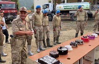 Ayancık'ta selin izlerini silmeye çalışan askerlere...