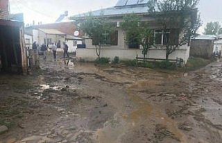 Bayburt'ta sel nedeniyle ev ve ahırları su bastı,...