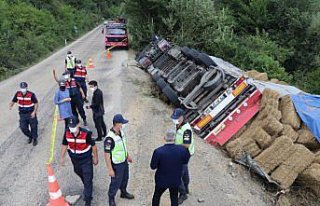 Bolu'da saman balyası yüklü tır devrildi: 1 ölü