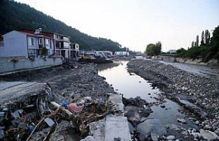 Bozkurt'ta Ezine Çayı'nın yatağı selde 40 metre...