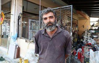 Dükkanındaki binlerce malzemeyi tek tek yıkayarak...