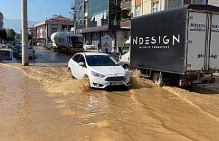 Düzce'de ana şebeke su borusunun patlaması nedeniyle...