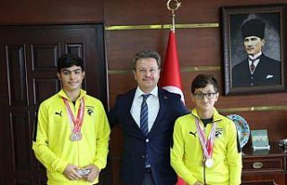 Giresun Valisi Ünlü, şampiyon yüzücüleri tebrik...