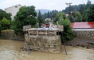 Kastamonu'nun Azdavay ilçesinde sel nedeniyle köprü...