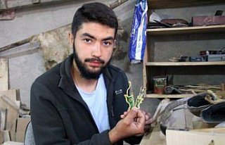 Okçuluk sevdalısı gencin yaptığı minyatür ok...