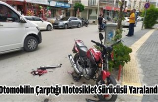 Otomobilin çarptığı motosiklet sürücüsü yaralandı