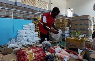 Sel bölgesinde yardım çalışmalarına katılan...