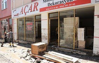Sel felaketinde iki iş yeri hasar gören esnaf canını...