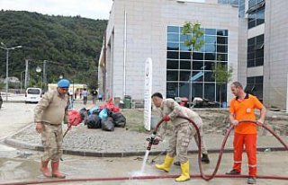 Selden zarar gören Ayancık Devlet Hastanesi kısmi...