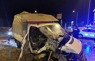 Amasya'da yolcu otobüsü ile kamyonetin çarpışması...