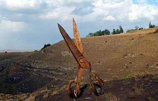 Baksı Müzesi'nde doğadaki heykellere ziyaretçi...