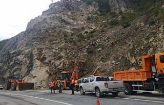 Heyelan nedeniyle kapanan Artvin-Yusufeli yolu ulaşıma...