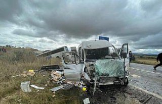 Kastamonu'da yolcu otobüsü ile minibüs çarpıştı,...