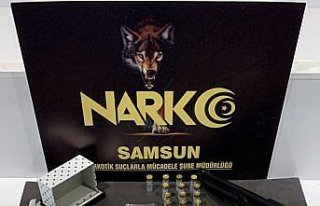 Samsun'da uyuşturucudan gözaltına alınan iki şüpheliden...