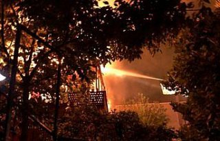 Zonguldak'ta iki katlı binada çıkan yangın itfaiye...