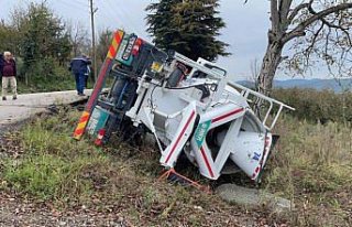 Düzce'de devrilen beton mikserin sürücüsü yaralandı