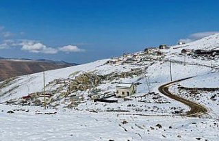 Bayburt'un yüksek kesimlerine kar yağdı
