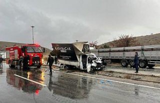 Çorum'da kamyonla kamyonetin çarpıştığı kazada...