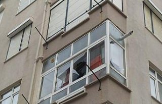 Düzce'de apartman çatısından düşen parçalar...