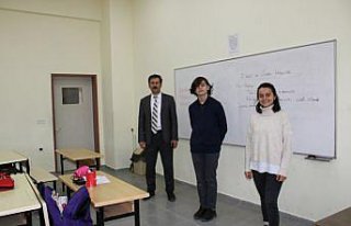 Kendisini yetiştiren öğretmeninin çocuğuna öğretmenlik...