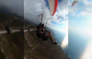 Kız arkadaşına yamaç paraşütünde sürpriz evlilik...