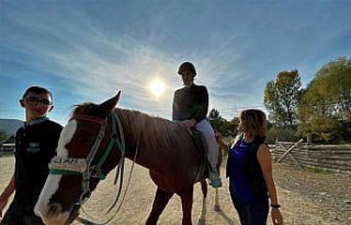 Otizmli Yiğit'in öfke nöbetleri atlı terapiyle...