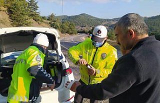 Polis devrilen tırdan çıkardığı sürücünün...