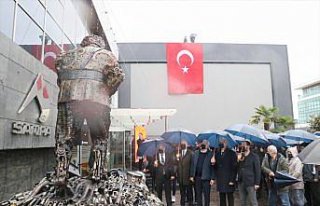 Samsun'da kamyon yedek parçalarından Atatürk heykeli...