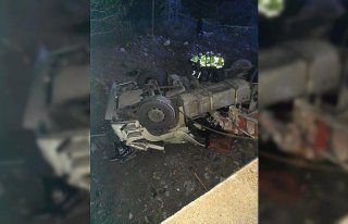 Bolu'da dere yatağına devrilen tırın sürücüsü...