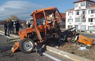 Bolu'da yolcu otobüsüyle çarpışan traktörün...