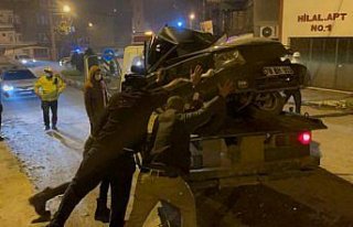 Karabük'te kendiliğinden hareket eden tır 3 otomobile...