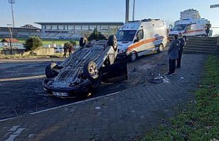 Köpeğe çarpmamak için kaza yapan araçtaki 3 kişi...