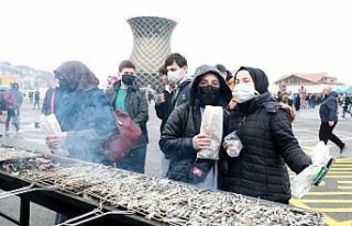 Rize'de üç günde ayıklanan 2,5 ton hamsi festivalde...