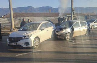 Tokat'ta üç aracın karıştığı kazada 5 kişi...