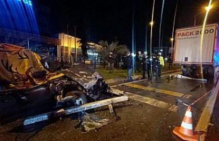 Trabzon'da otomobil tıra çarptığı kazada 1 kişi...