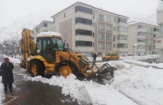 Amasya Belediyesi ekipleri karla mücadele çalışmalarını...