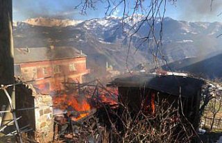 Artvin'de çıkan yangında ev kullanılamaz hale...
