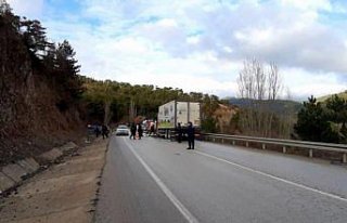 Bolu'da kamyonla çarpışan otomobildeki 4 kişi...