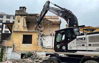 Giresun Belediyesi kamulaştırılan binaların yıkımını...