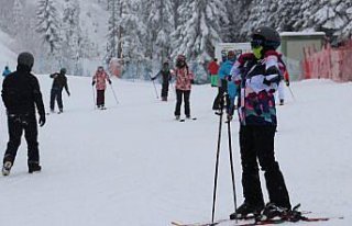 Ilgaz'da pistler kayakseverlerle doldu