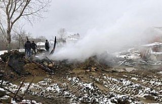 Sinop'ta yangın çıkan ahşap ev kullanılamaz hale...